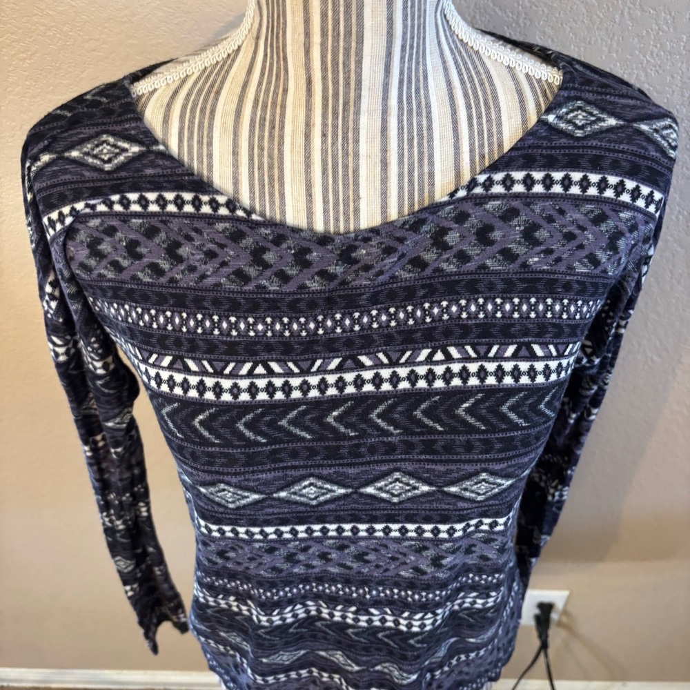 Forever 21 Top Medium Black Gray White Geometric Aztec Tribal Long Sleeves Soft - Picture 2 of 13